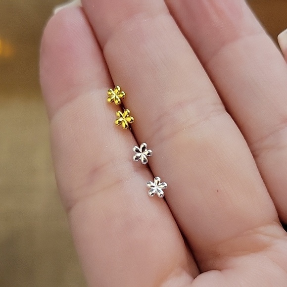 Minimalist Flower Stud Earrings, choice of color - Picture 4 of 8